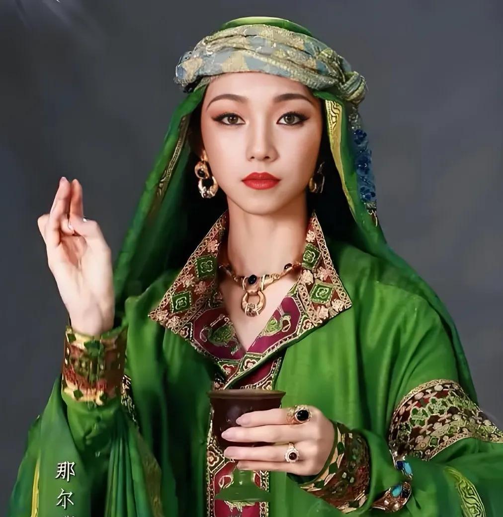 看完那尔那茜在《长安的荔枝》中的表演，三个看法：一：演技一般，中规中矩。长相太
