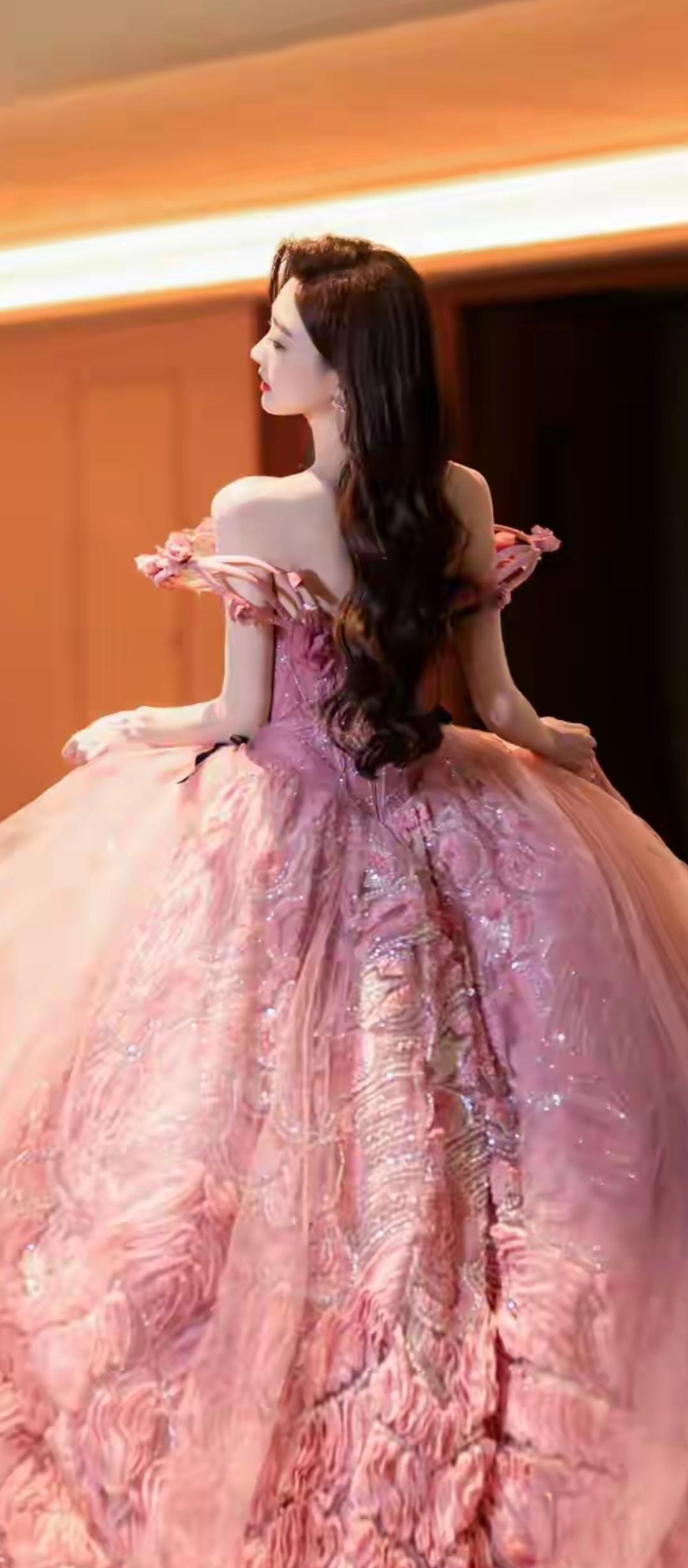 粉裙飘飘，宛如仙子下凡。