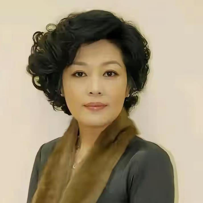 哈文说，我每年会回国一两次，看看家里的老人，见见老朋友。国内的朋友渐渐少了联系，