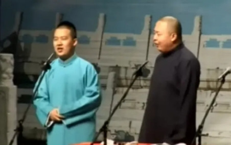 16岁的郭麒麟登台表演节目，因为经验不足没有选好合适的节目，演出效果平平。郭德纲