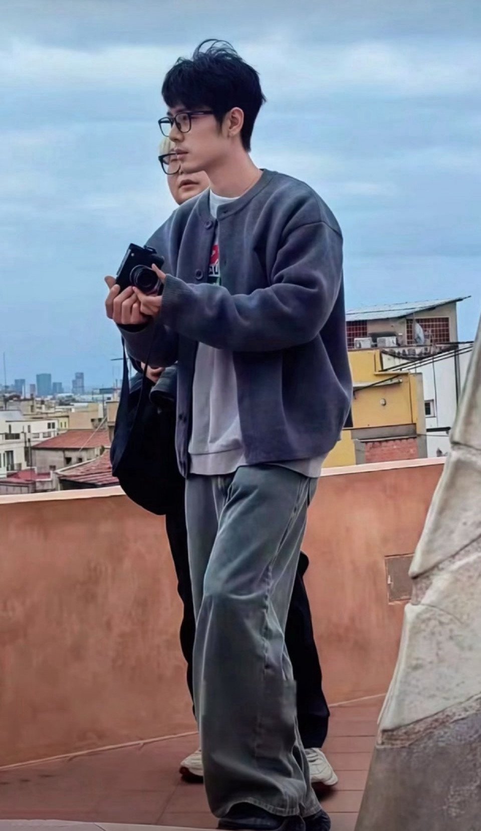 好瘦啊！一点多余的肉都没有！为了上镜也是很自律