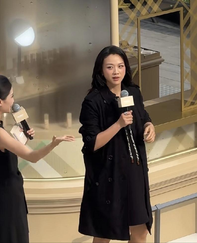 汤唯不愧是最受韩国人喜爱的中国女星！在上海出席美妆活动，47岁还能挺孕肚拼二胎，