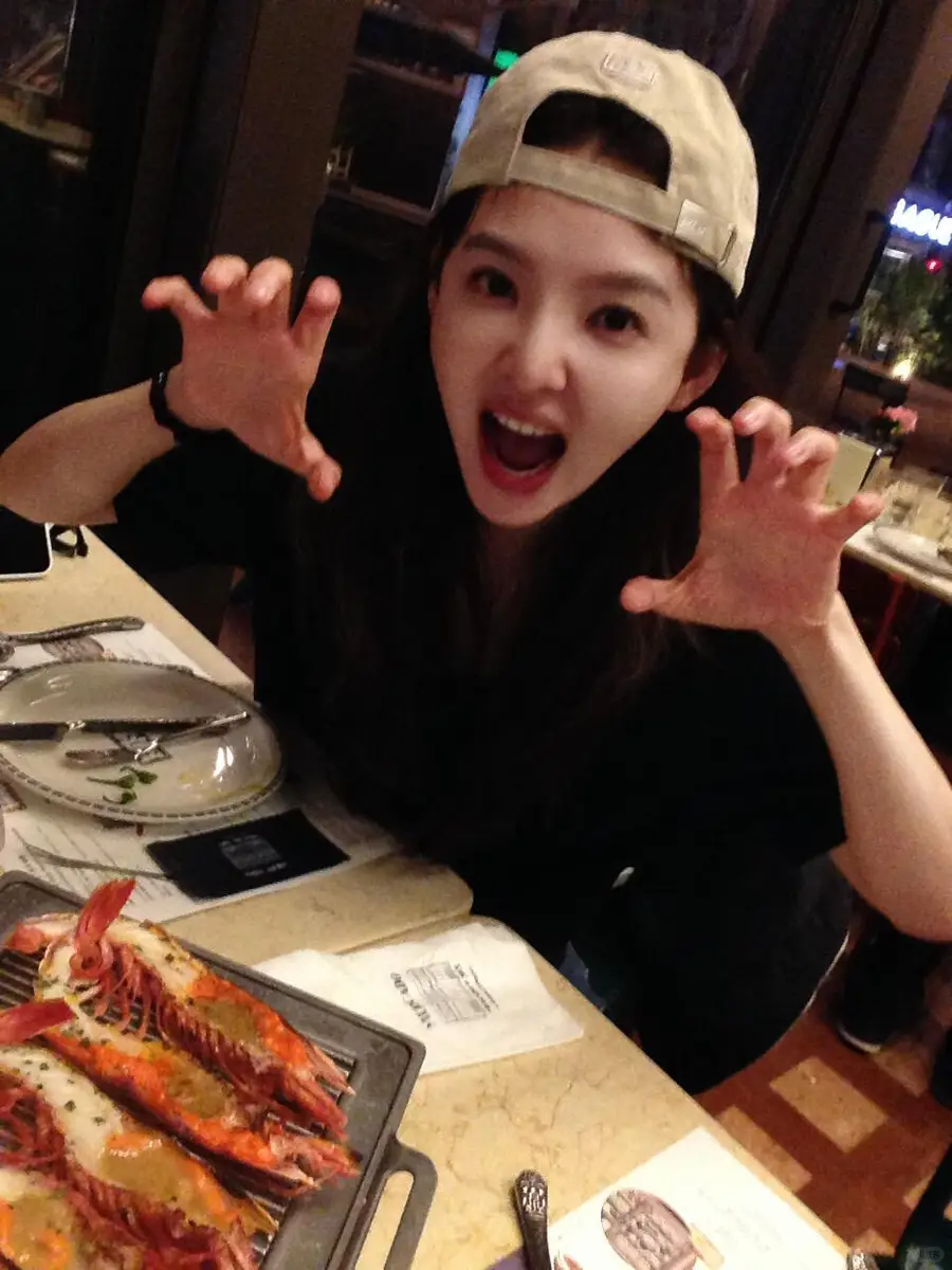 章若楠晒日常随拍灵动活泼在美食前微笑娇憨可爱