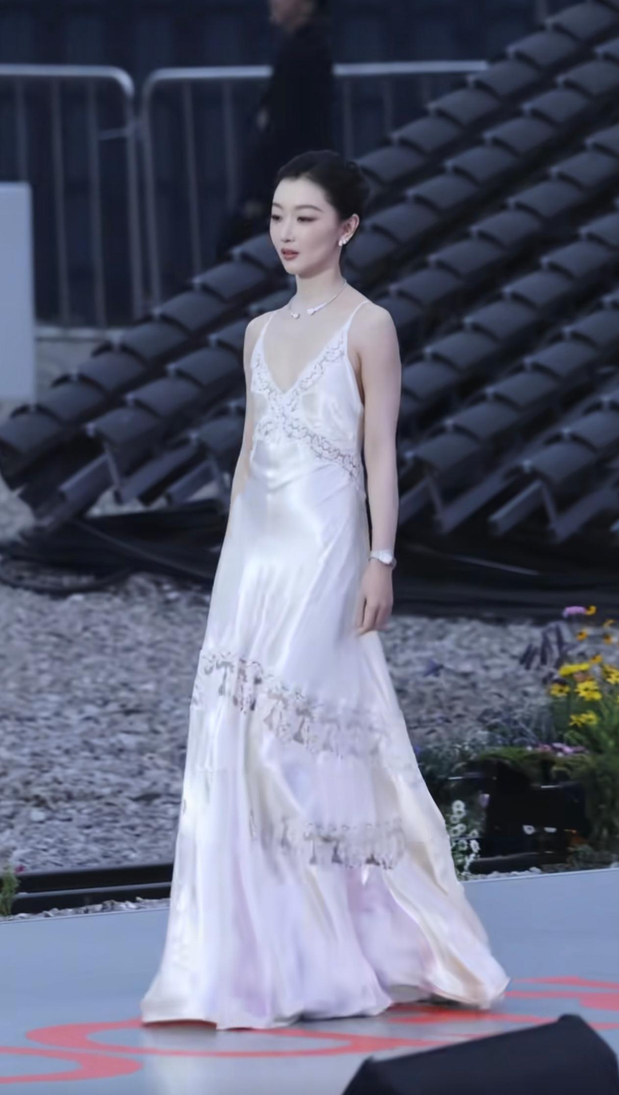 周冬雨这次峨眉山红毯，简直是颜值巅峰！一身白缎长裙清冷又贵气，自
