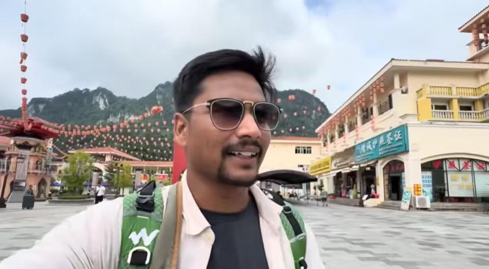 这个三哥从越南进入广西，想穷游中国，到了广西后想搭便车去南宁，但是没人愿意让他搭