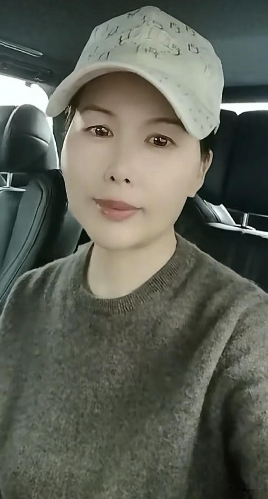 小杨阿姨现在开心了！小玥儿和小箖箖已经放假回北京了，她也放假了，终于可以回家跟