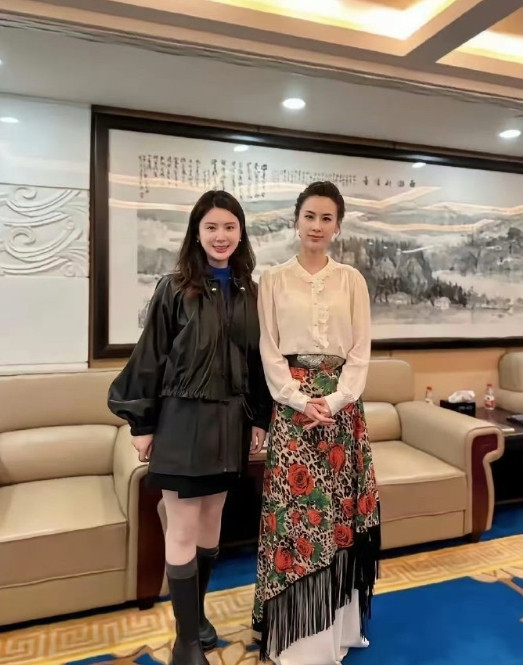 黄圣依颜值出众，看着似有170的气场，实则与阿娇身高相仿，魅力各不同。​​