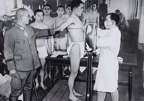 1945年，日本刚战败认输，几十万美国大兵就涌了进来。那会儿日本国内饿殍遍野，乱