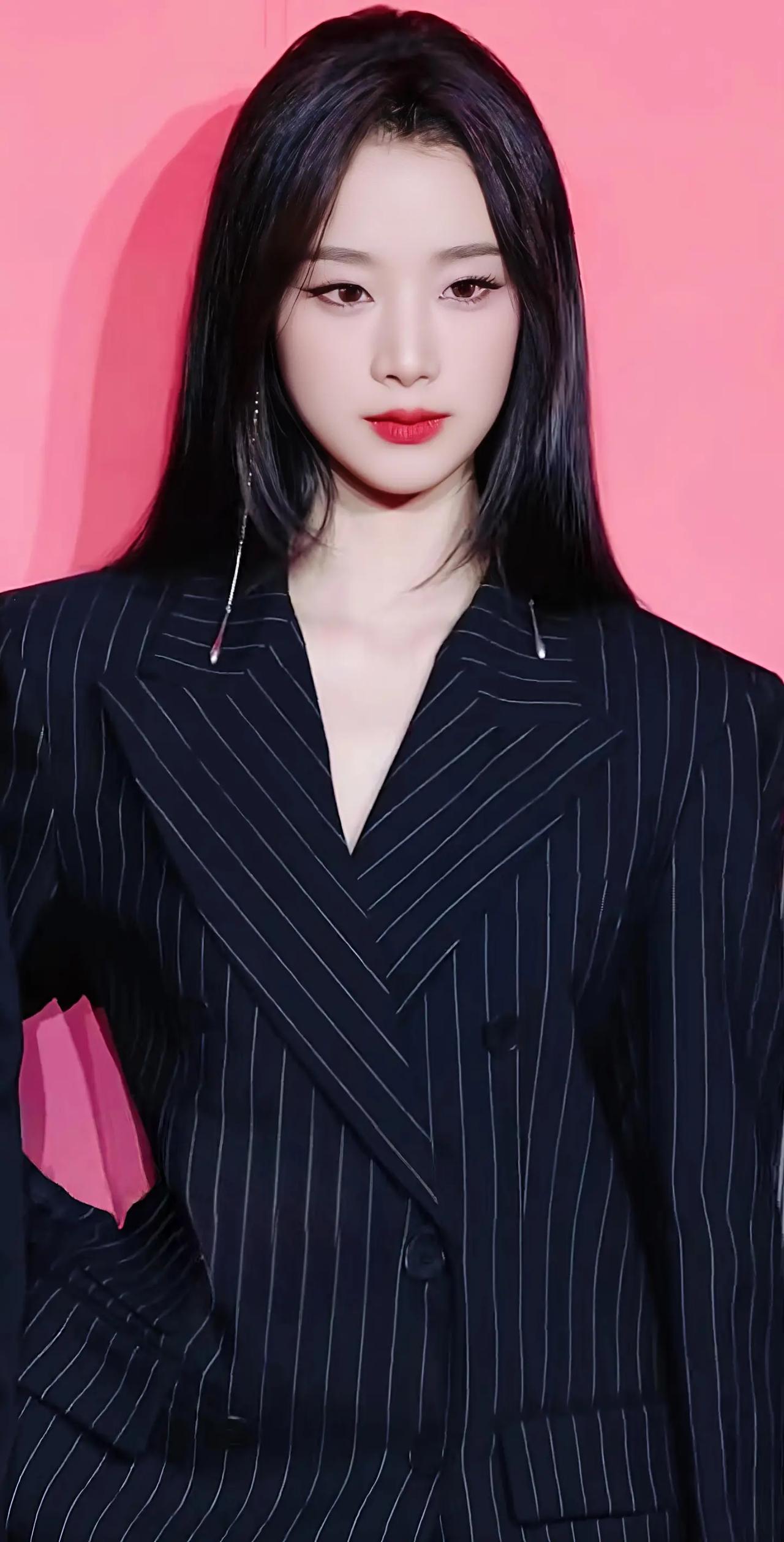 王小亿优雅黑色条纹西装，红唇魅惑，尽显都市女性魅力！💄✨