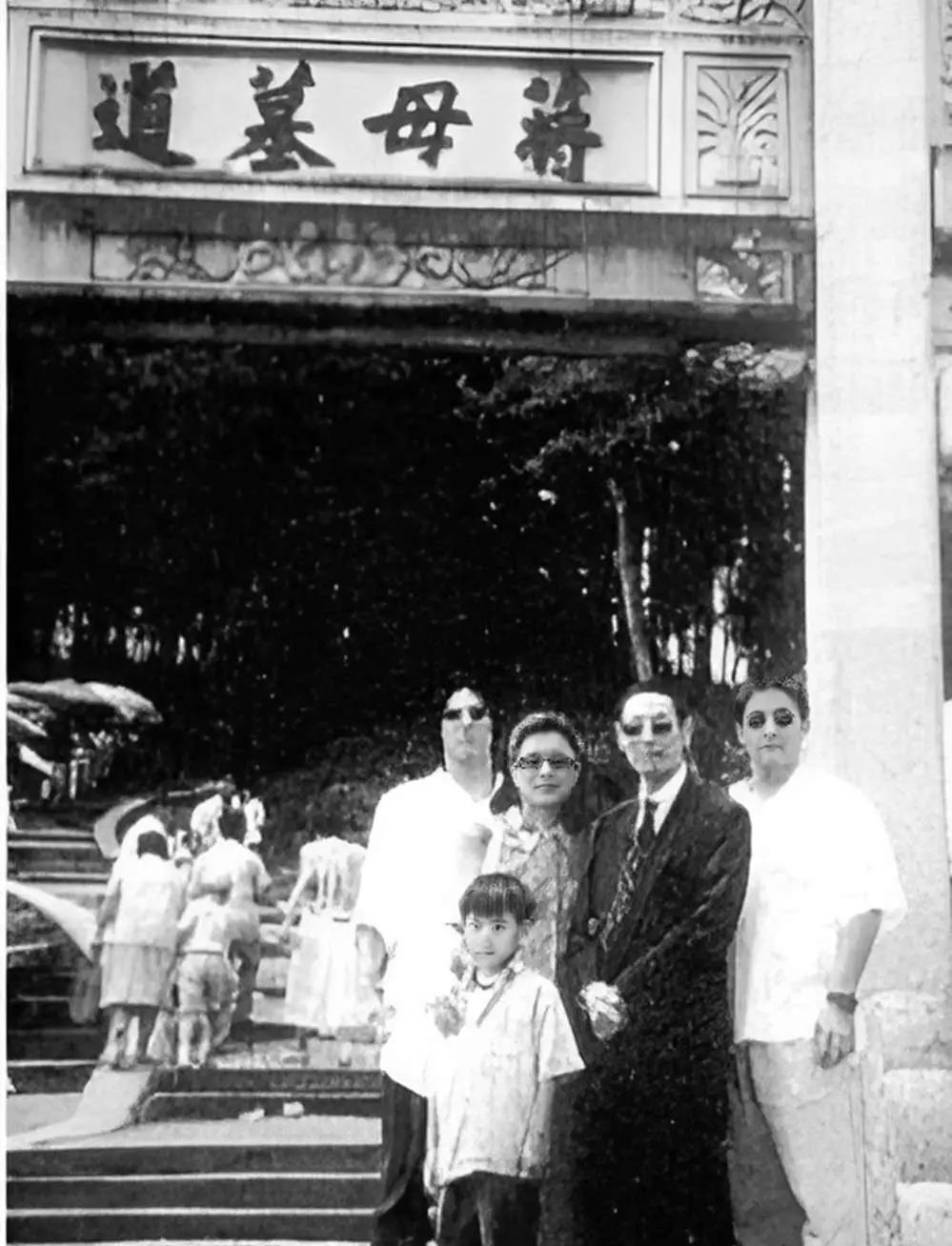 1975年蒋介石在台北病逝,灵柩被安放在桃园慈湖的一座小型宾馆内。但这并非陵墓,