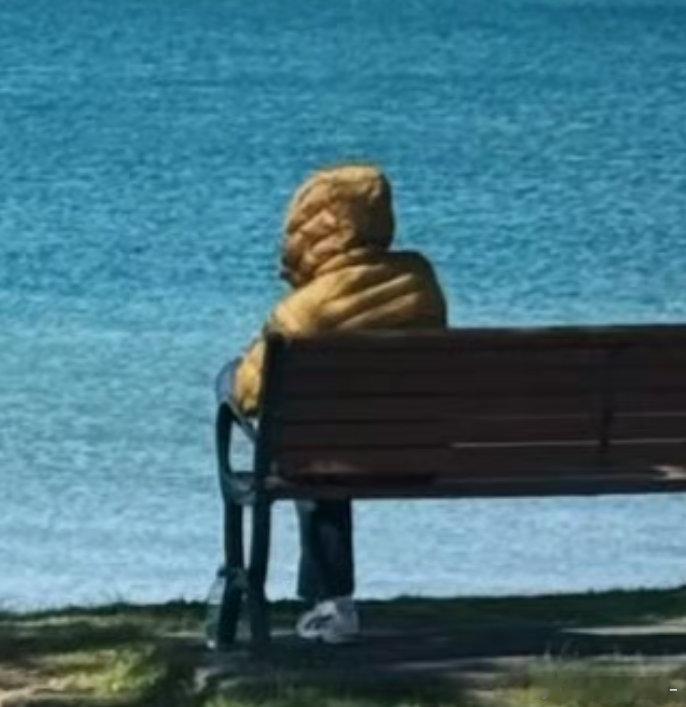 卧槽！我在边边上发现了一个穿黄色的王一博少爷一个人看海呢