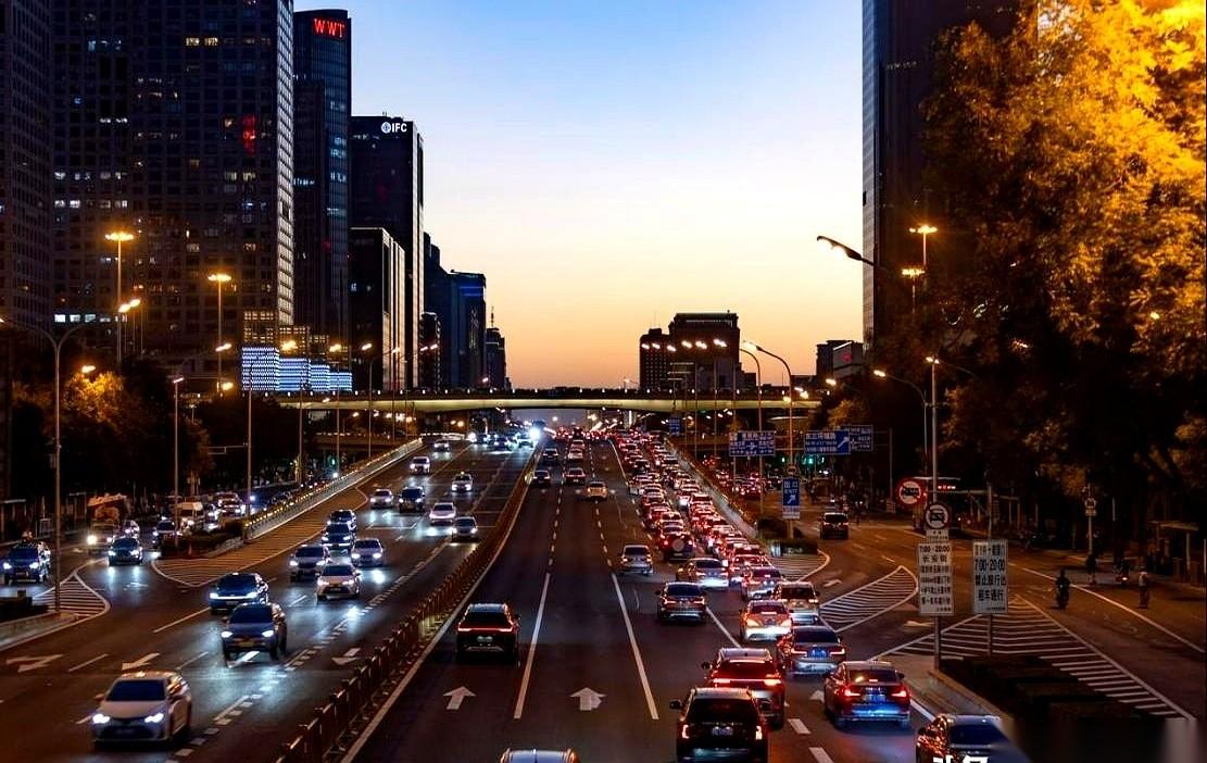 刷到一个在北京开了20年五金店的大哥，说干不下去了，要关门回老家了。字里行间都