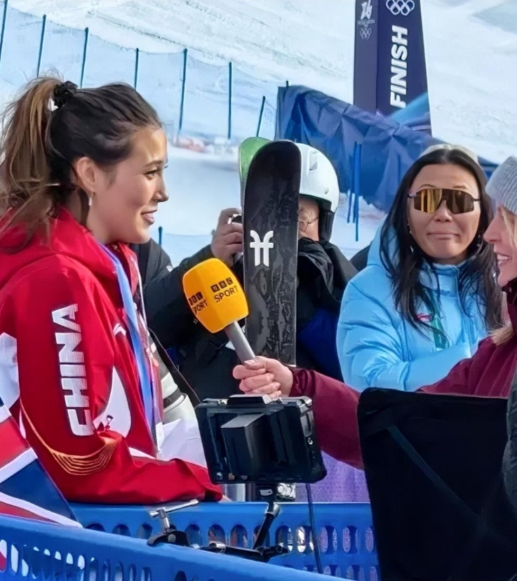 果然看一个人真不真从细节就能看出不信你看，冬奥会上谷爱凌接受采访时，开口就是