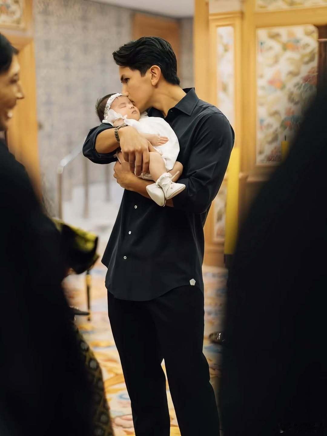 文莱王室🇧🇳4月21日，阿卜杜尔·马丁王子和阿妮莎王妃的女儿扎赫拉公主在王