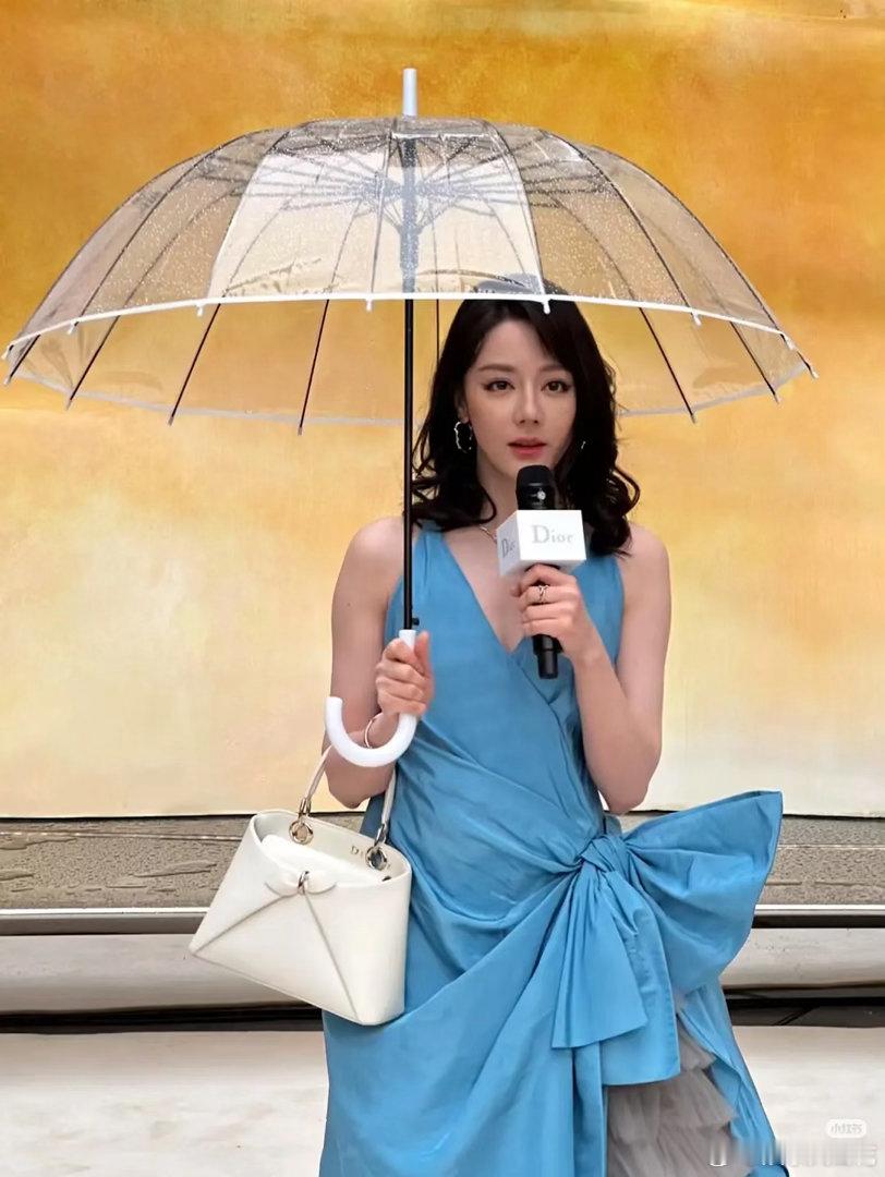 今日迪丽热巴邓为Dior活动迪丽热巴的广场又被粉丝站满了....这个妆感觉真的