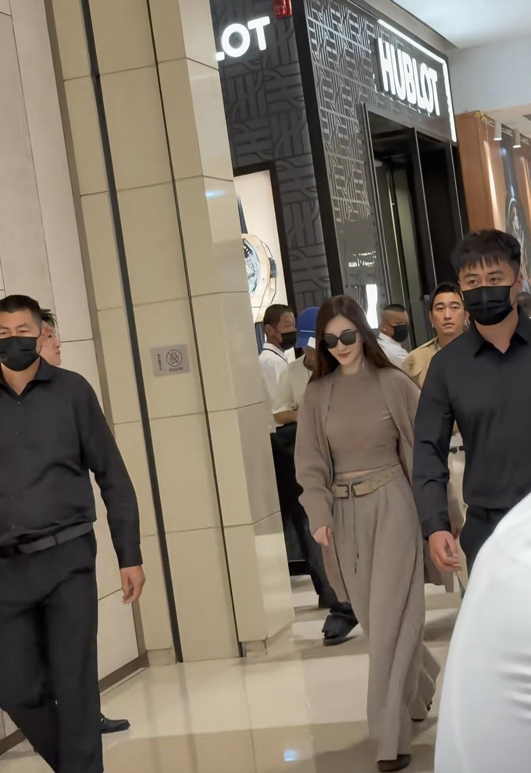 李小冉沈阳万象城参加线下活动，长发披肩，走路带风，又飒又美！