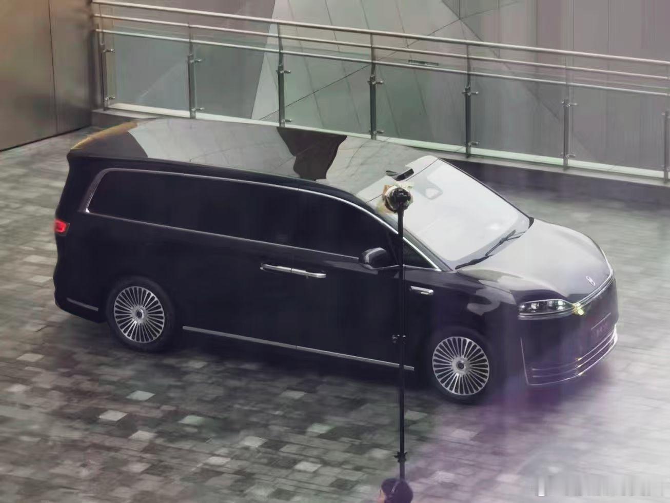 鸿蒙智行首款MPV智界V9曝光设计遵循一个稳字，虽然没看过实车，但是大致可以脑补