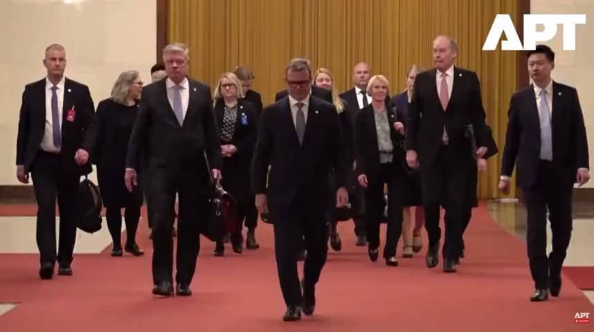 芬兰总理紧张现身：学生见老师般的恳切态度