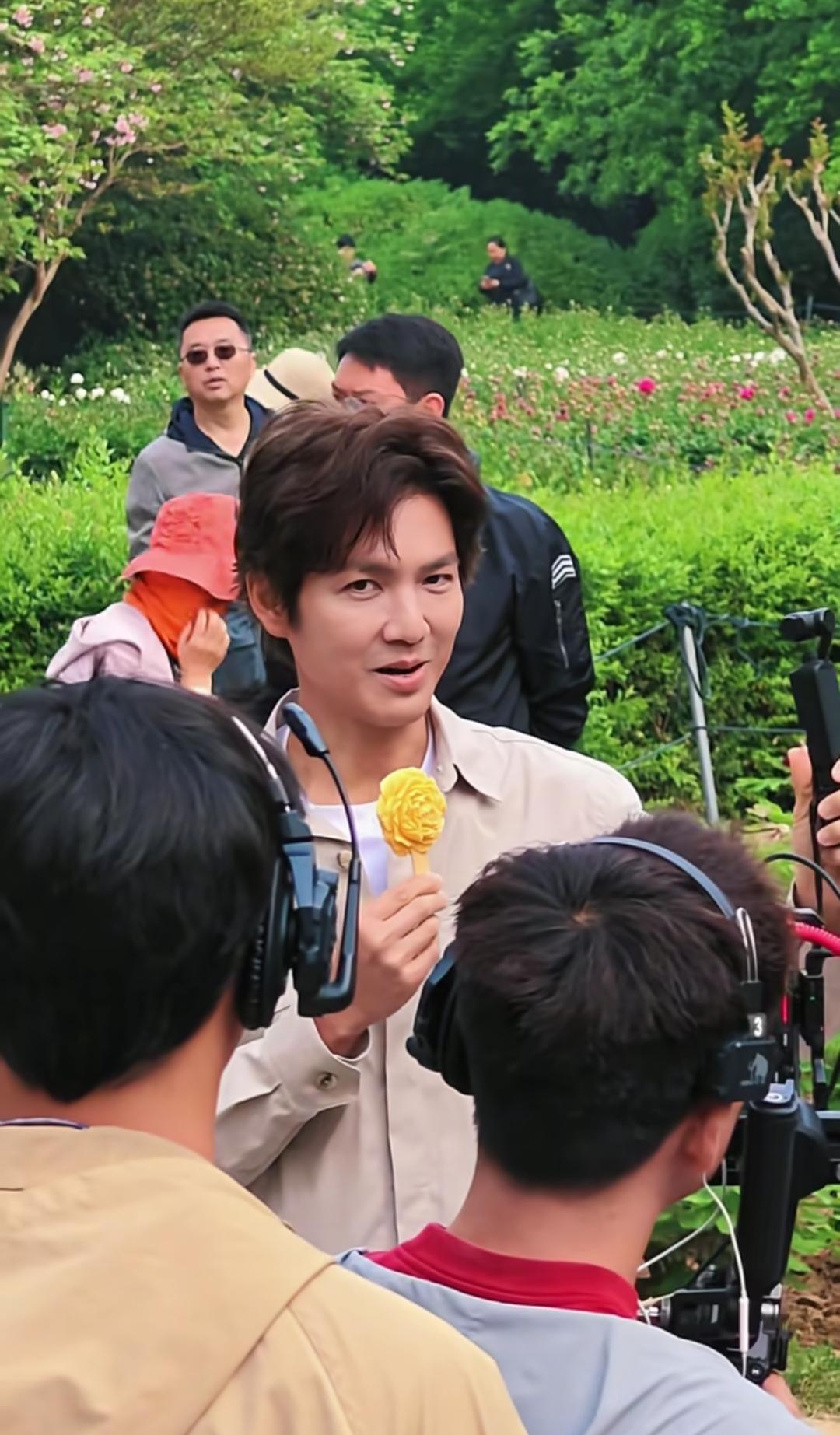 钟汉良现身洛阳，洛阳正值牡丹盛花期，游客拍到的生图显示，钟汉良肤色黝黑，