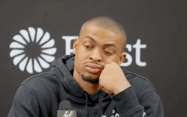 NBA常规赛，马刺116-106击败雷霆。在赛后采访中，马刺队球员凯尔登-约翰