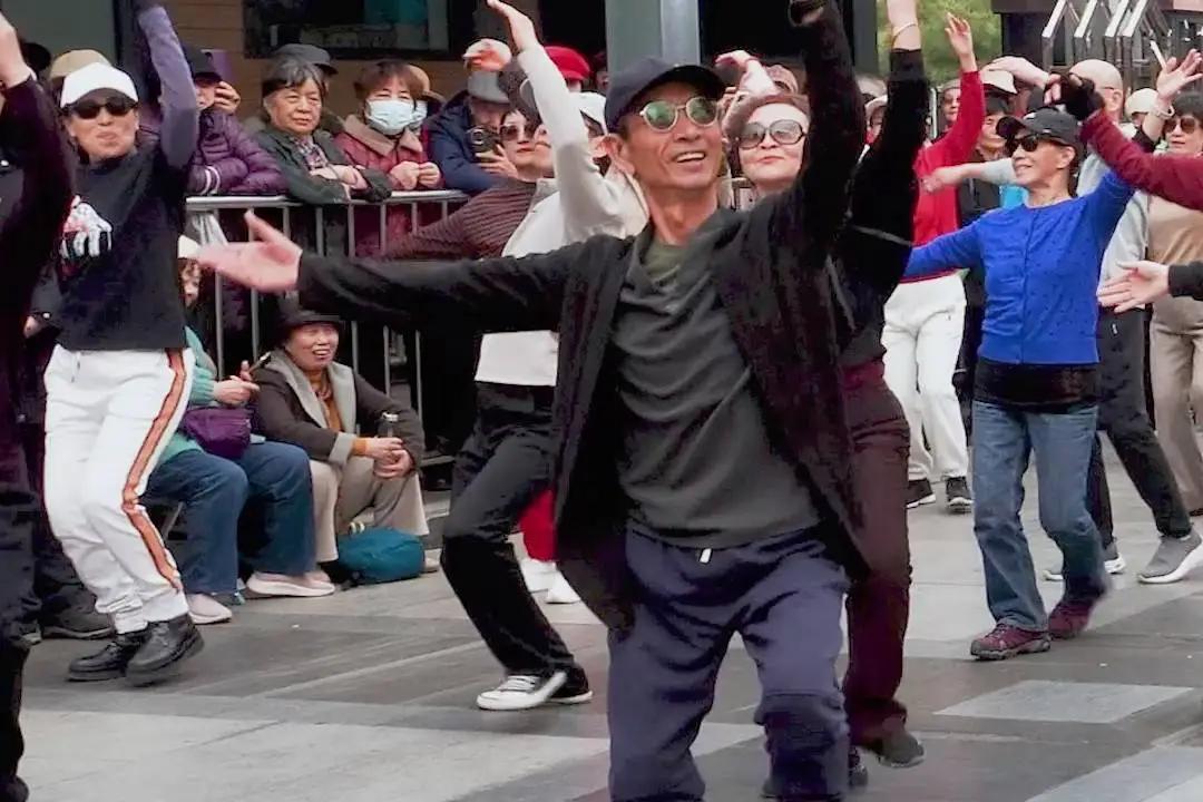 太荒唐！湖南54岁大叔广场舞寻欢，撞破情人藏情敌后持刀砍人，1年牢+3万赔偿悔终