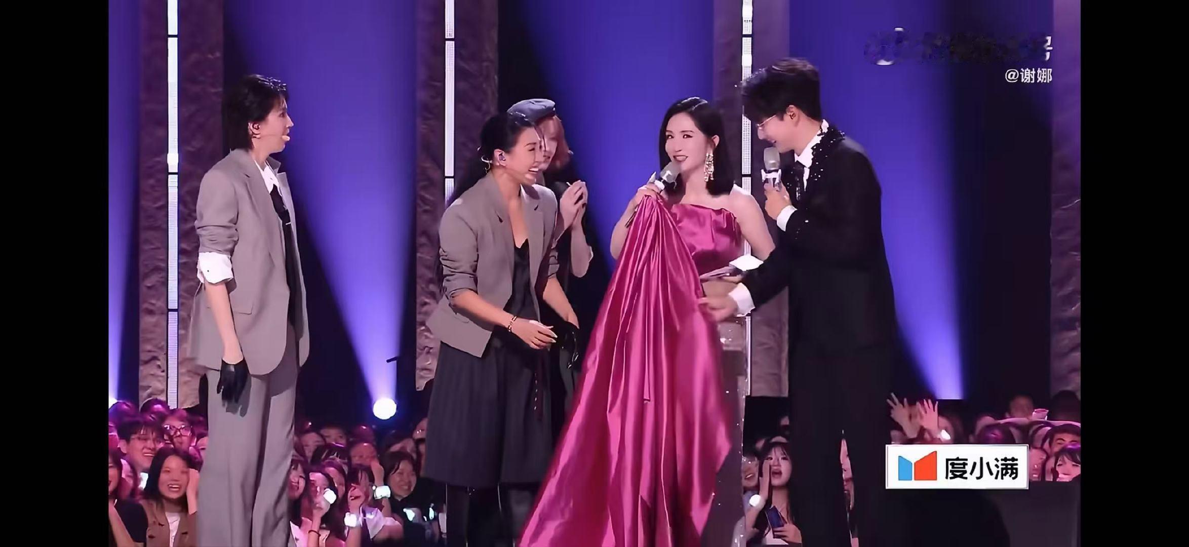 谢娜右边臀腿瞬间凉凉透风乘风2026谁能想到唱《一半一半》能遇上裙子掉一半，综艺