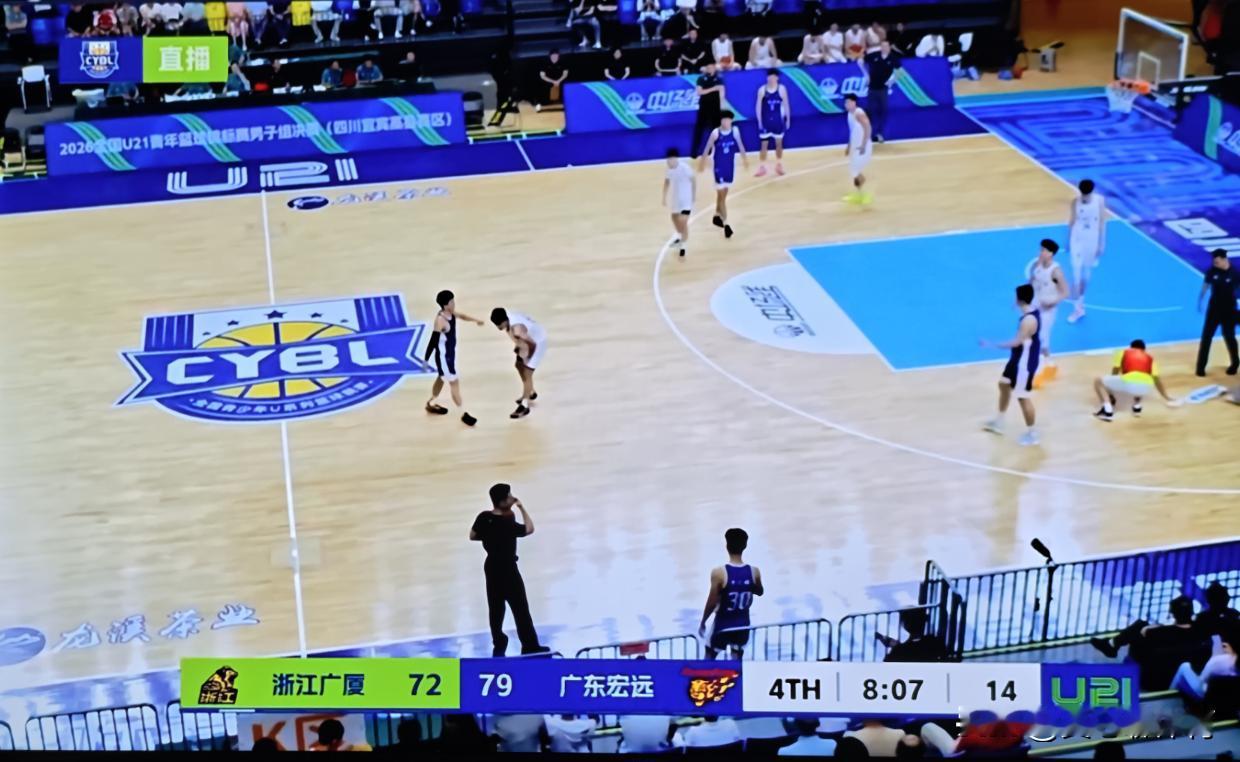 U21联赛都打不明白，CBA怎么会有上场机会[笑着哭][笑着哭][笑着哭]本赛季已经