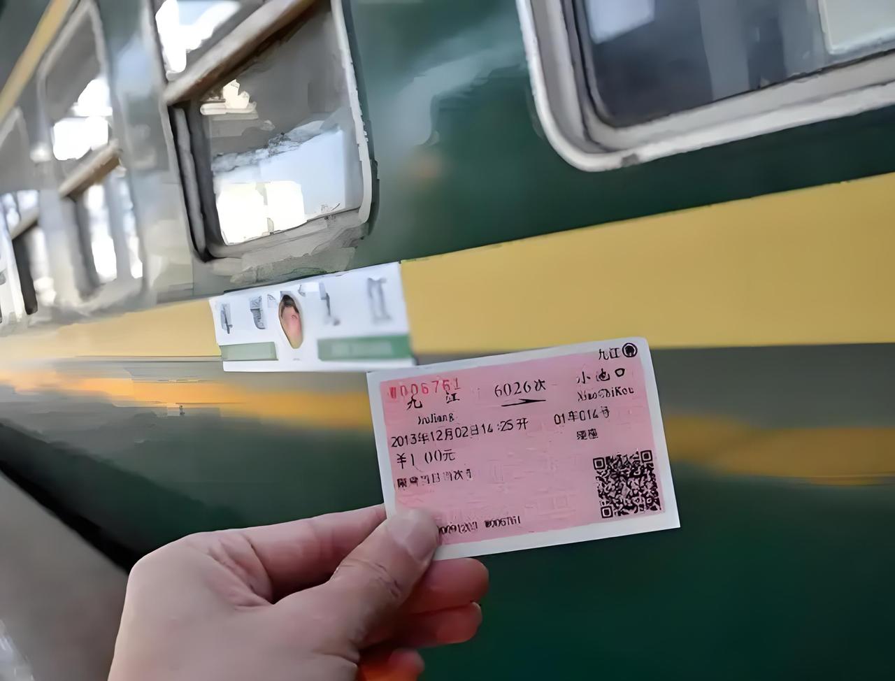 过年为啥抢绿皮火车票？据悉，目前春运绿皮火车票一票难求，背