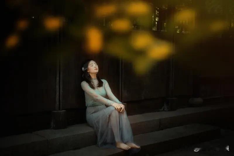 看到“酒里忧愁少”这个上联，感觉挺有意境。有人对“诗中岁月悠”，确实妙啊！“诗”