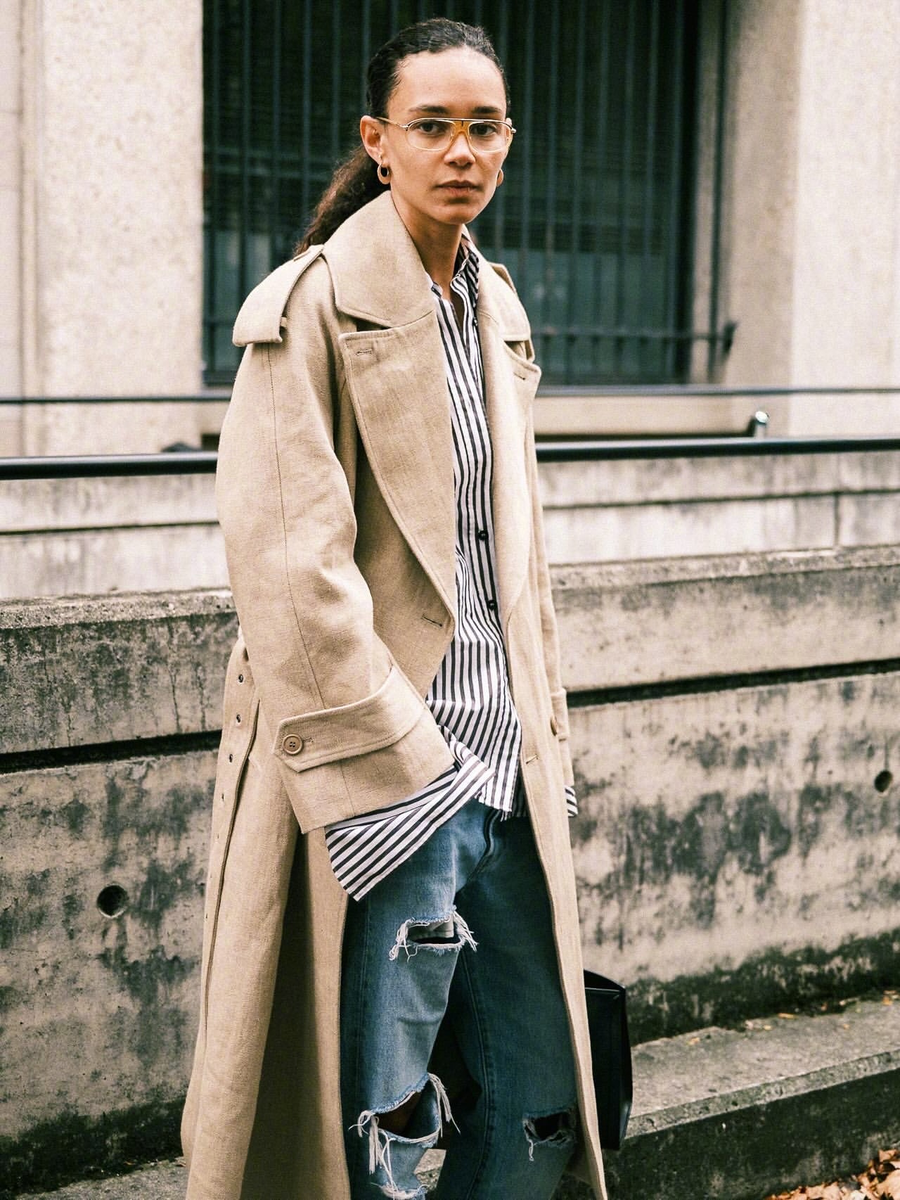 巴黎时装周，MiuMiu2026春夏系列发布秀模特下班街拍。大美雯一头爆炸