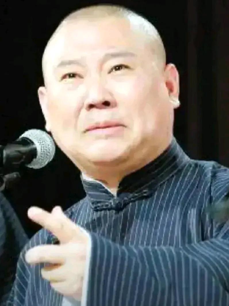 郭德纲前大徒弟闫云达真是太敢说了！昨天闫云达直播说相声时，模仿郭德纲上台带字条的