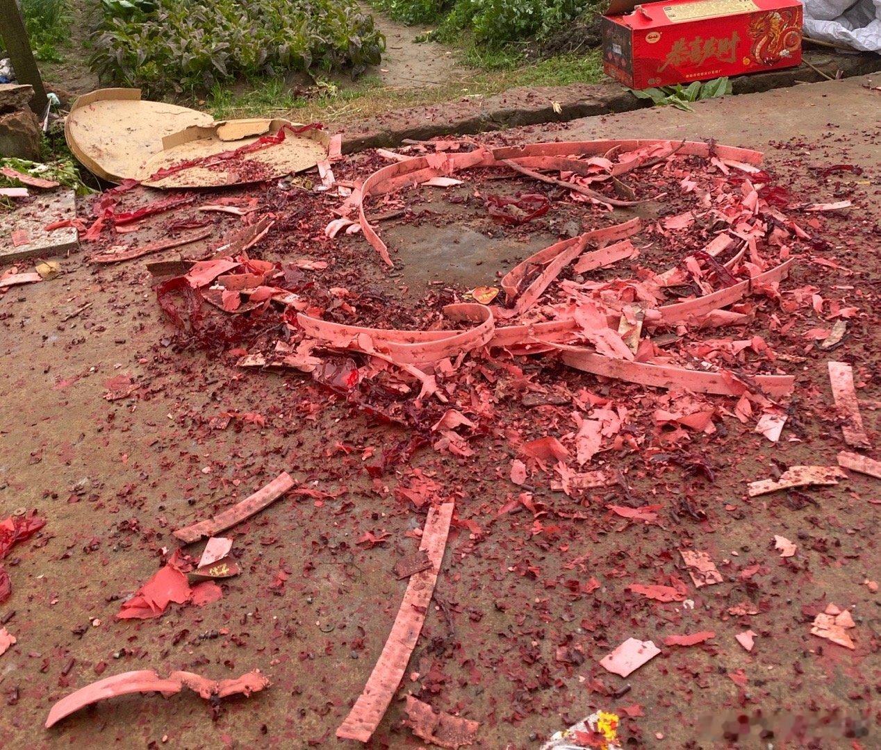 网穿今年过年有四大不寻常现象：1、短信拜年的几乎销声匿迹，微信上收到拜年消息也是