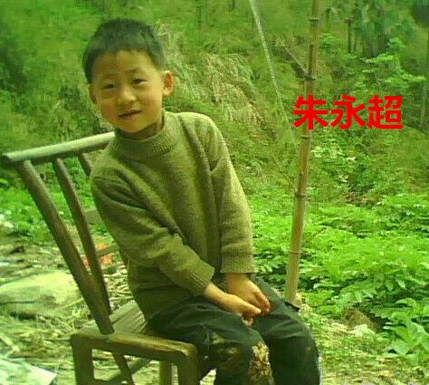 2008年6月朱永超被母亲从湖南省衡山县接到佛山。2007年7月17日下午谢某告