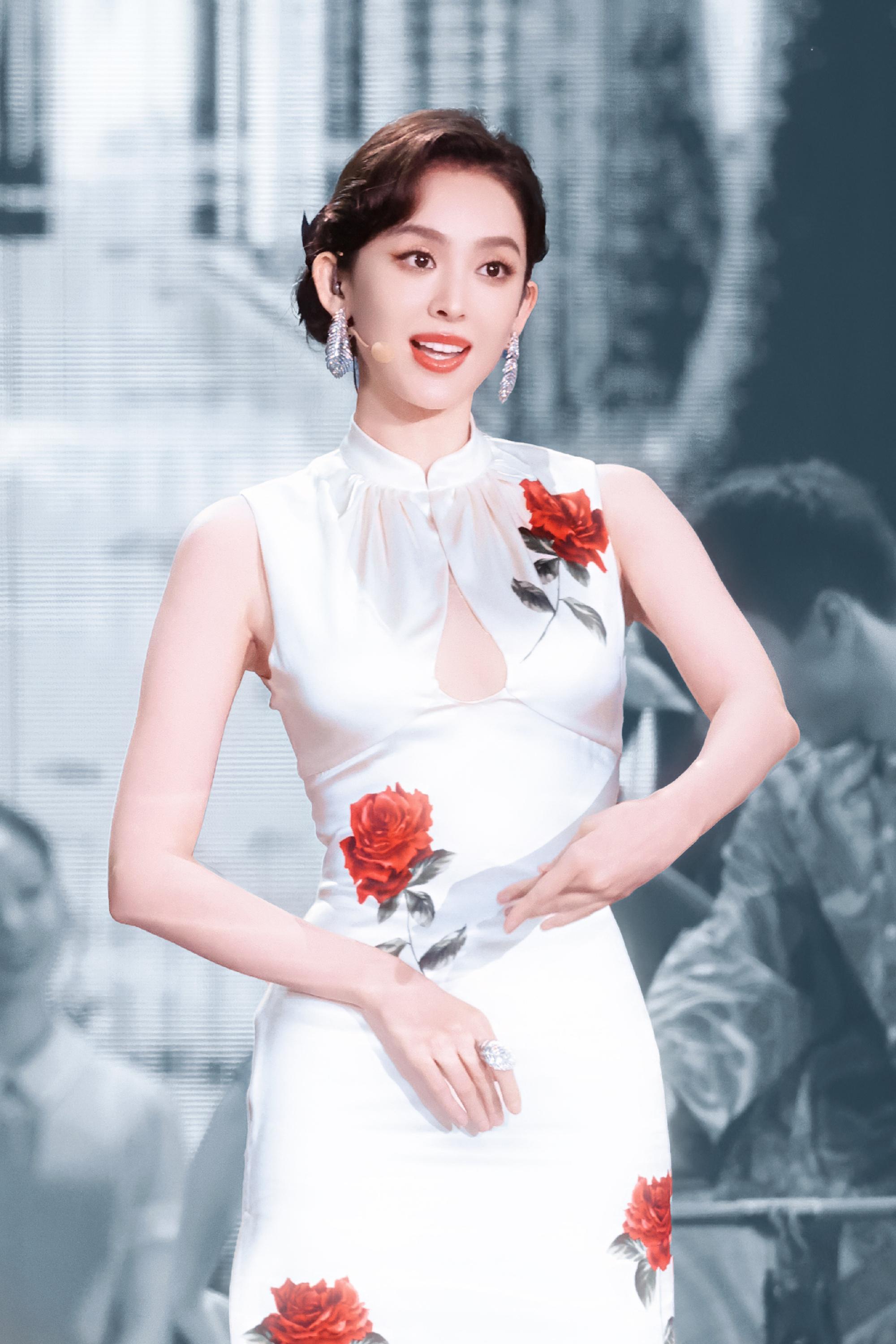 古力娜扎真优雅，这一组白色玫瑰刺绣旗袍穿搭好绝。娜扎