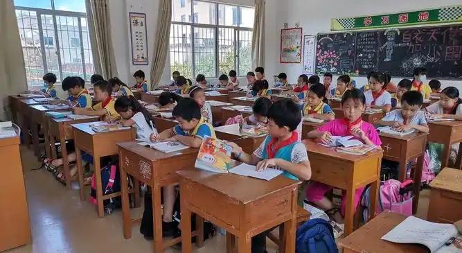 陪读多年回头看，才敢告诉你的几个小学真相！1、从五年级开始成绩就没有欺骗性了，