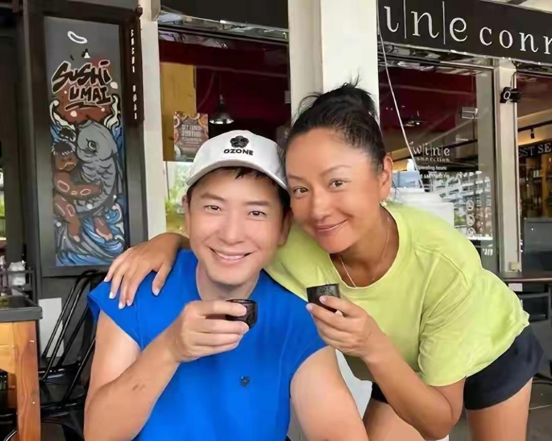 这个戴帽子穿蓝色T恤的男人就是瞿颖的老公。据说是一位离异还带着两个女儿的，开飞机