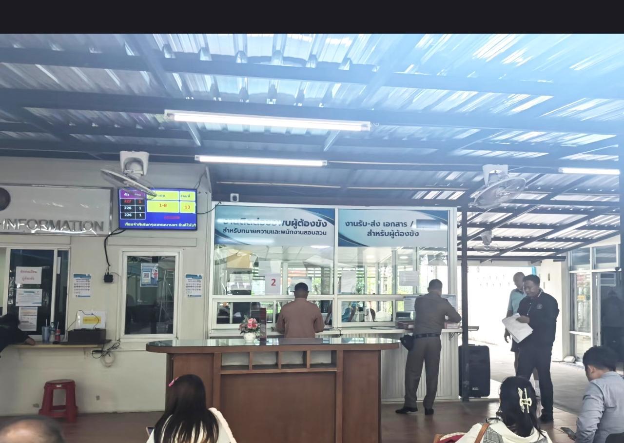 泰国媒体记者报道，说他信在监狱里享受单间待遇，里面配有空调、雪茄、手机等奢侈品。