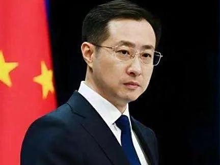 昨晚，《菲律宾星报》报道：“菲律宾外交部表示，中国突然发布赴菲留学预警通告，这与