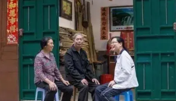 浙江，男子当着3个孩子的面，家暴妻子，口口声声说剥夺妻子的生命，3个孩子无助地大