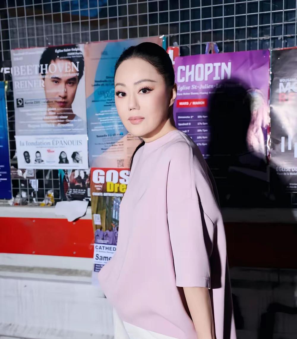 章小蕙，一看就是气血很足的样子。跟那些瘦的营养不良的女明星相比，这种饱满健康的美