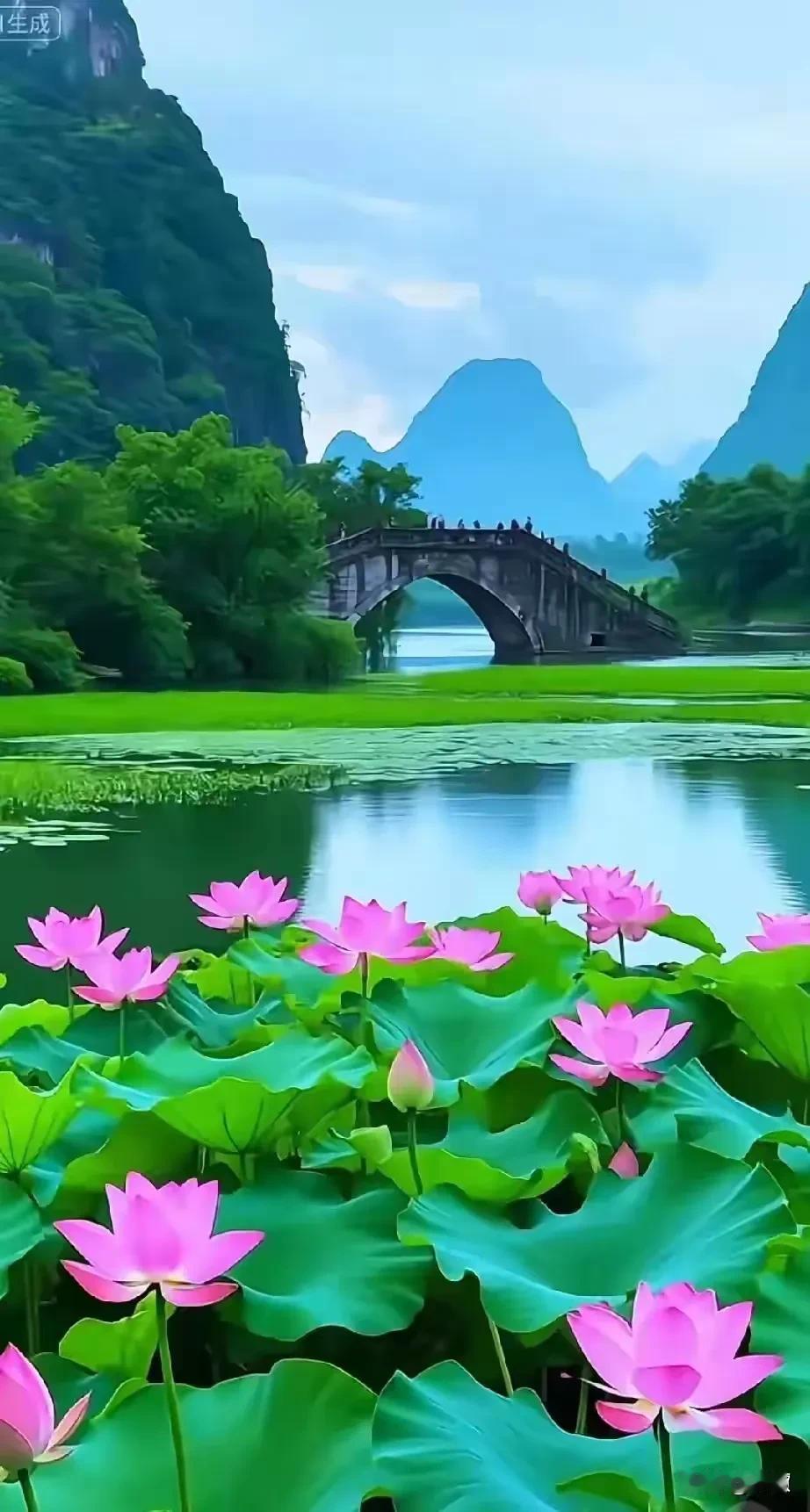 上联:翠柳轻垂玉幔下联:红莲静卧碧波横批:夏日幽境