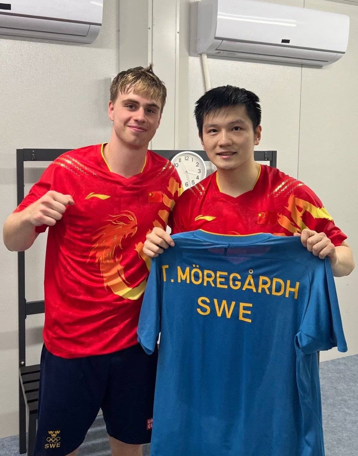 和樊振东合影的N种方式莫雷加德晒与樊振东合照再也不是单方面好友啦​​​