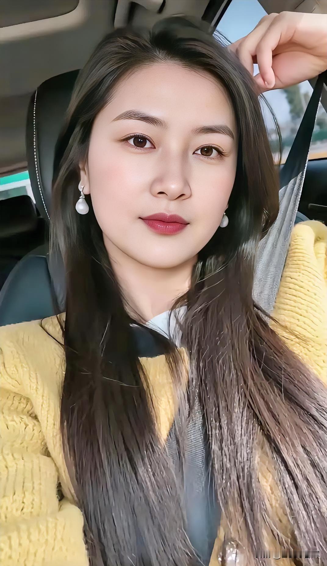明黄织暖意，珍珠映颊边，眸光温柔且从容。