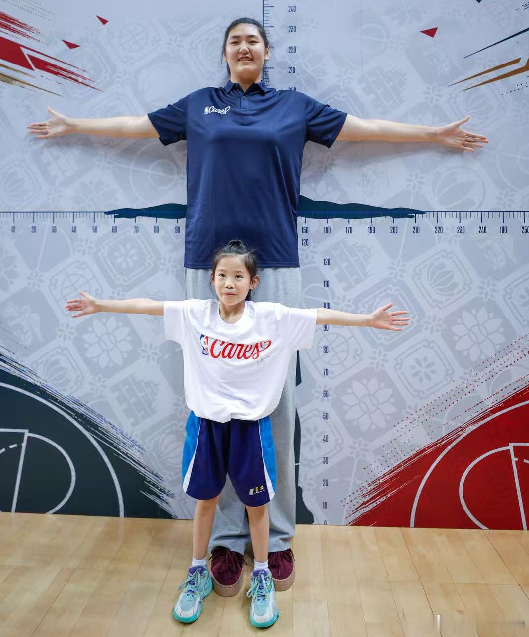 张子宇近日受邀前往澳门观看NBA中国赛，期间与NBA总裁亚当-萧华等多位高管会面