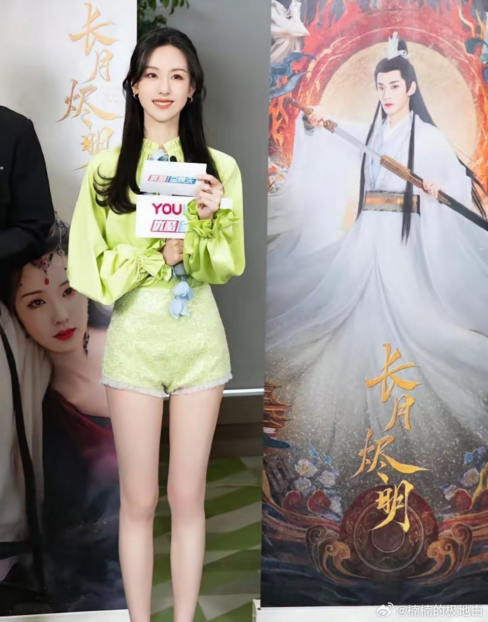 陈都灵这种高瘦是基因遗传，书卷气也是看了陈都灵和外公外婆以及母亲的合影，虽然照片