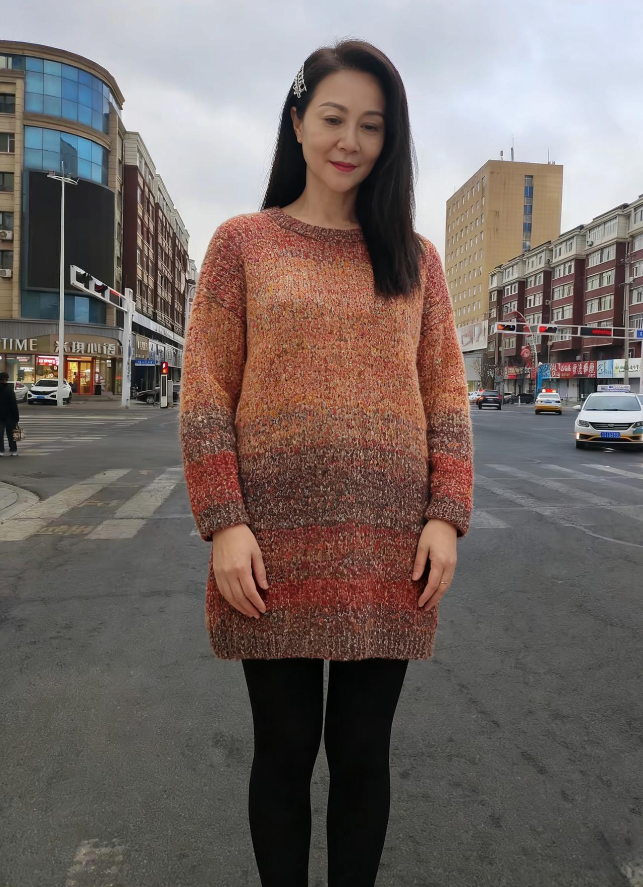 街灯还没熄灭，你站在十字路口毛衣的纹路像城市的经纬红与棕的条纹，是车流与霓虹