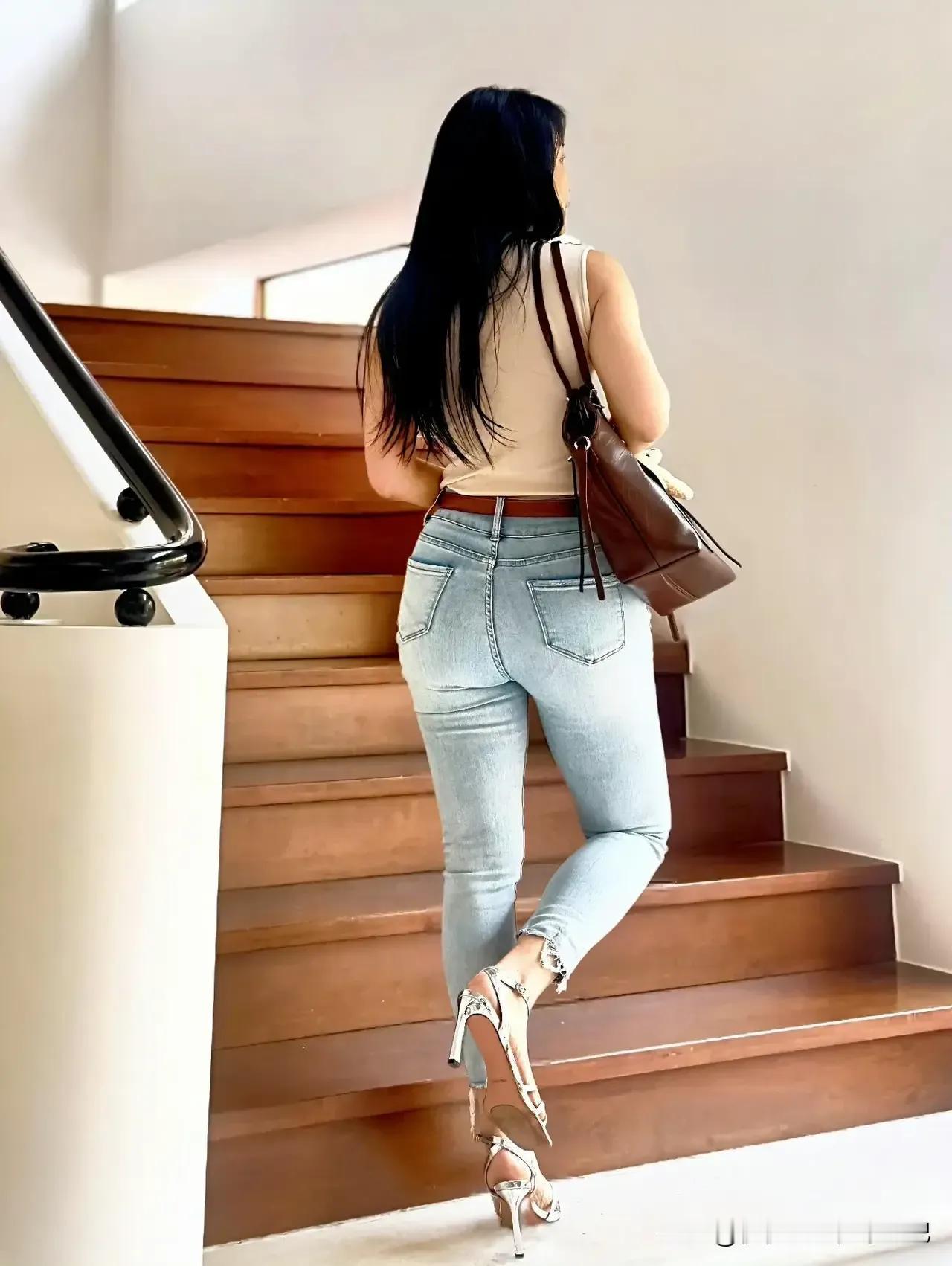 性感牛仔裤搭配高跟鞋，优雅上楼，尽显少妇魅力！👠👗如何做一个有魅力和气质的女