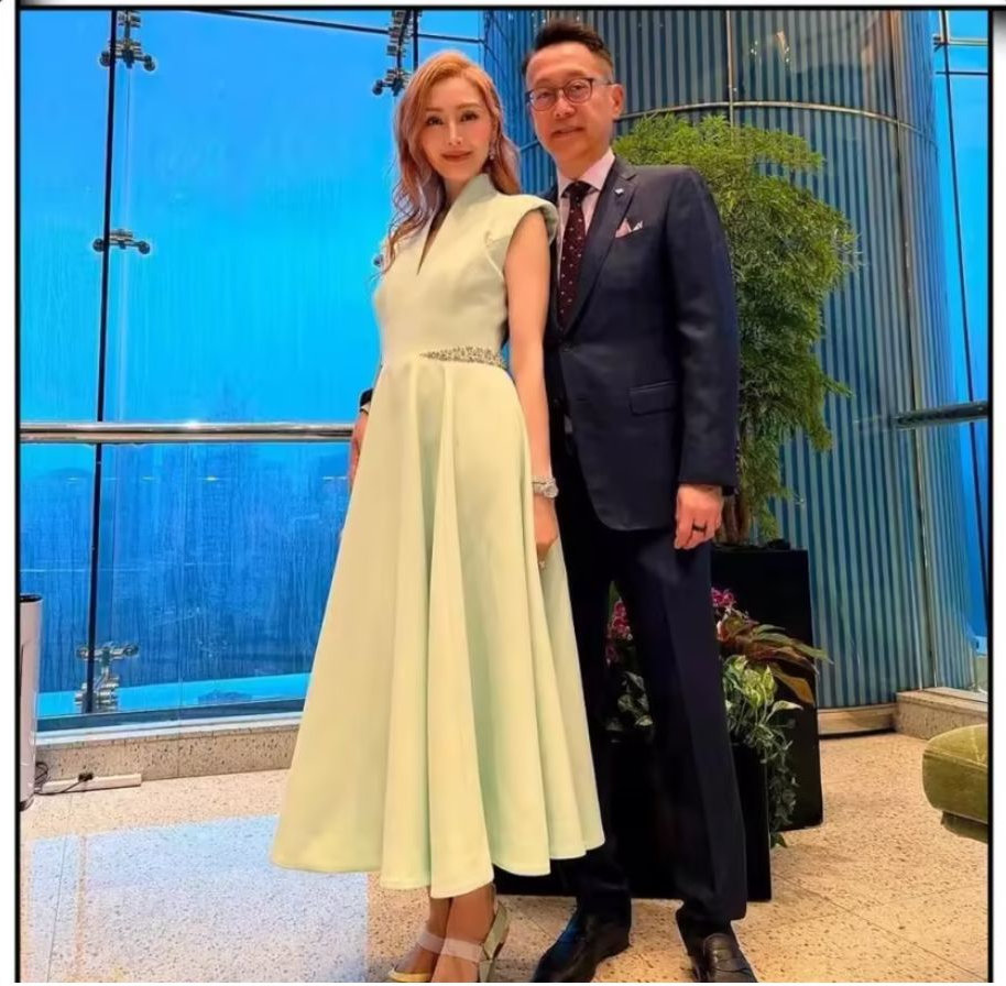 端午节，李嘉欣晒与许晋亨合影，56岁李嘉欣穿绿色长裙子，美翻了
