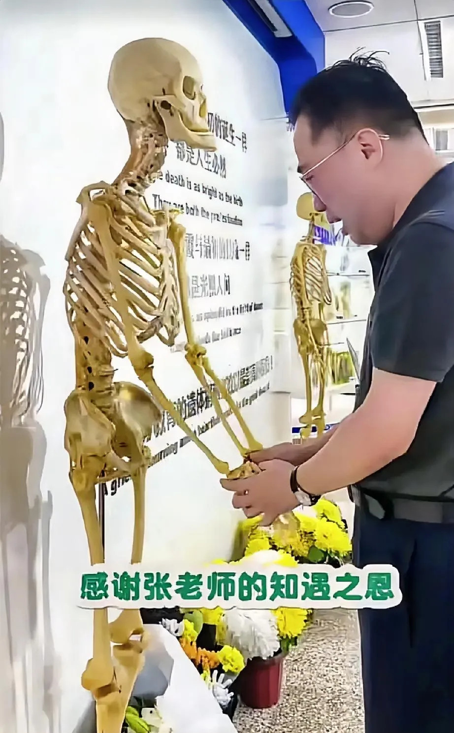 一位中年医生抱着一副骨骼崩溃痛哭，这不是普通标本，是他的恩师——中国小儿外科奠基