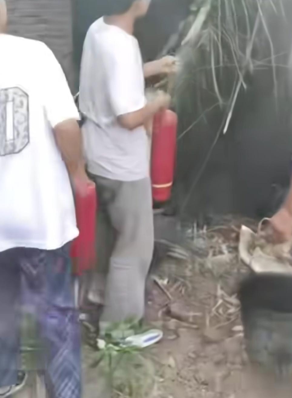 四川一少年用台球厅的灭火器帮忙灭火，台球厅老板却要求少年赔偿灭火器的费用。少年不